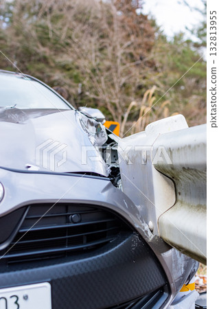 一輛轎車撞上護欄,左前方受損。 一輛轎車撞上護欄,左前方受損。 132813955