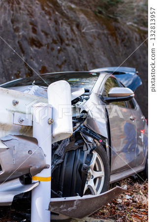 一輛轎車撞上護欄,左前方受損。 一輛轎車撞上護欄,左前方受損。 132813957