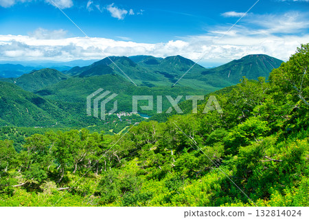 栃木縣日光市湯本溫泉和奧日光的日光山脈 132814024