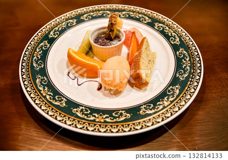 色彩繽紛的甜點盤 132814133