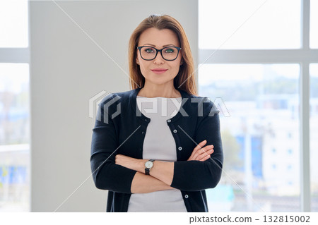 Portrait confident middle aged businesswoman posing with crossed arms 132815002