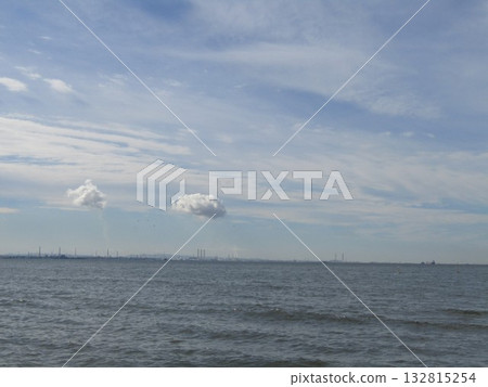 藍天和白色雲彩在Inage沿岸航行 藍天和白色雲彩在Inage沿岸航行 132815254