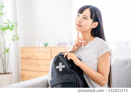 背著防災背包的年輕女子 背著防災背包的年輕女子 132815375