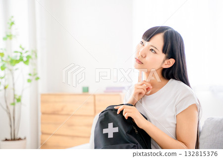 背著防災背包的年輕女子 132815376