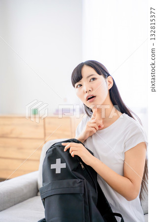 背著防災背包的年輕女子 背著防災背包的年輕女子 132815377