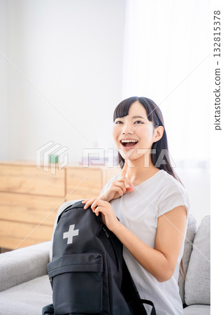 背著防災背包的年輕女子 背著防災背包的年輕女子 132815378