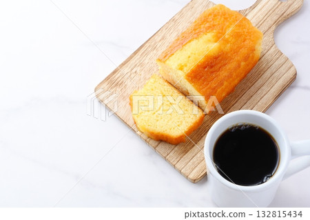 磅蛋糕和咖啡 - 享用蓬鬆的磅蛋糕和新鮮沖泡的咖啡，作為清淡的小吃。 132815434