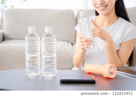 一名年輕女子正在檢查防災物資。 一名年輕女子正在檢查防災物資。 132815451