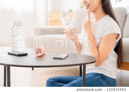 一名年輕女子正在檢查防災物資。 132815453