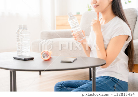 一名年輕女子正在檢查防災物資。 132815454