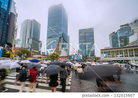 Tokyo cityscape in Japan: Lack of sunlight continues... A scramble intersection filled with foreign tourists enjoying crossing in the rain (26th) 132815607