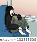 一位戴著耳機坐在窗邊向外看的女士（彩色） 132815608
