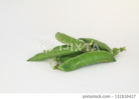 Ripe green peas on a white background, after assembly on the farm Ripe green peas on a white background, after assembly on the farm 132816427