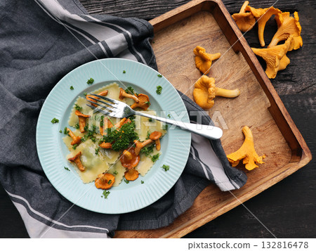 Italian ravioli with fresh roasted chanterelles and creamy parmesan cheese 132816478