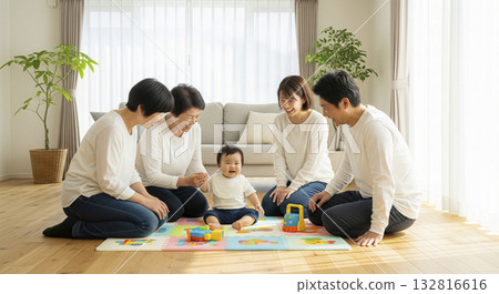 客廳裡，一家三代人圍著嬰兒笑得合不攏嘴。 132816616