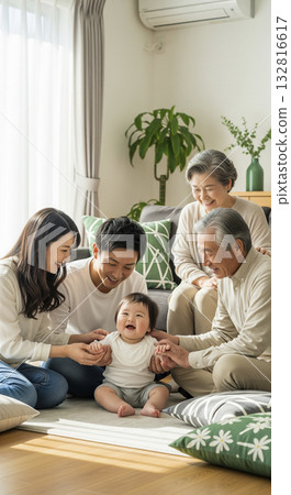 客廳裡，一家三代人圍著嬰兒笑得合不攏嘴。 132816617