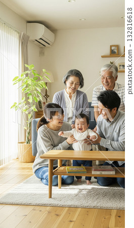 客廳裡，一家三代人圍著嬰兒笑得合不攏嘴。 132816618