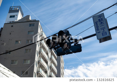 藍天下，逆光的交通號誌向上照耀。 132816825