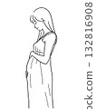 一位微笑的孕婦撫摸著自己的肚子。 132816908