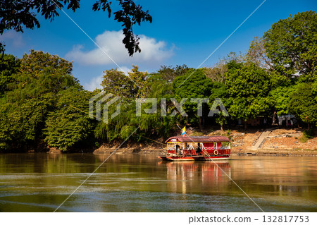 Non motorized ferry, called planchon, used by residents to cross the Sinu River from one bank to the other in the city of Monteria, Colombia. 132817753