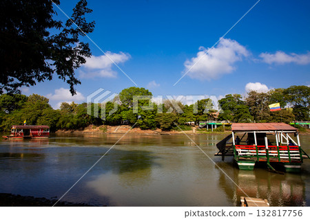 Non motorized ferry, called planchon, used by residents to cross the Sinu River from one bank to the other in the city of Monteria, Colombia. 132817756