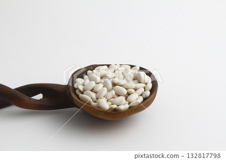white kidney bean in wooden spoon isolated on white background. Top view. Flat lay 132817798