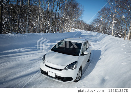 圖:一輛汽車行駛在北海道旭川市的雪路上,輪胎沒有防滑釘。 圖:一輛汽車行駛在北海道旭川市的雪路上,輪胎沒有防滑釘。 132818278
