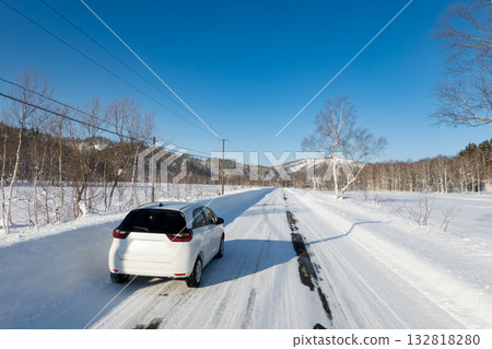 圖：一輛汽車行駛在北海道旭川市的雪路上，輪胎沒有防滑釘。 132818280