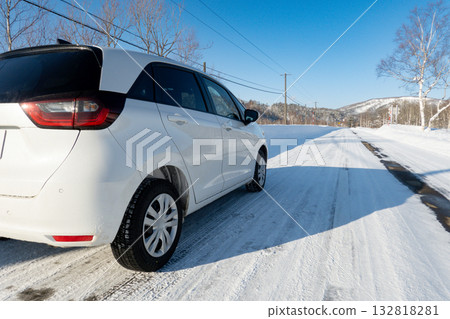圖：一輛汽車行駛在北海道旭川市的雪路上，輪胎沒有防滑釘。 132818281