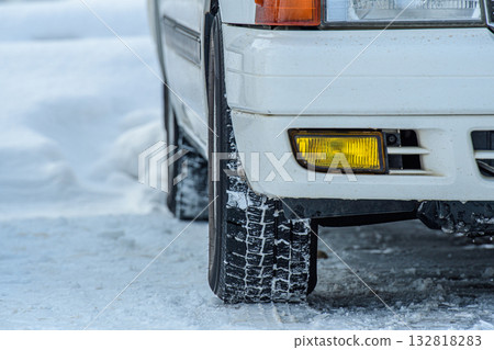 圖:一輛汽車行駛在北海道旭川市的雪路上,輪胎沒有防滑釘。 圖:一輛汽車行駛在北海道旭川市的雪路上,輪胎沒有防滑釘。 132818283