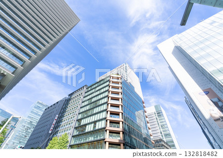 從下方仰望，可以看到東京城市景觀，大規模的開發建設正在進行中。 132818482