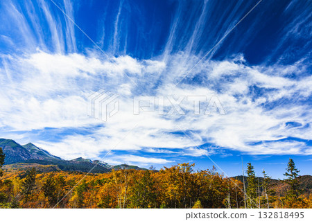 從洛奇池塘看到的雲朵和秋葉 132818495