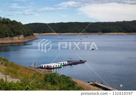 A smelt fishing boat floating on Iruka Pond in Inuyama City, Aichi Prefecture 132818597