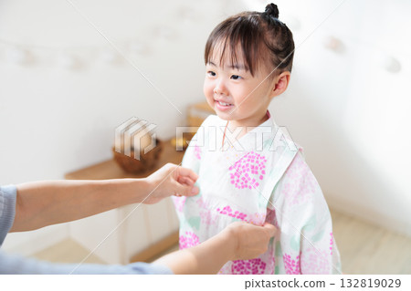 一名2歲女孩穿著浴衣。兒童浴衣穿法 132819029
