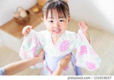 Toddler wearing a yukata 2-year-old girl Children's yukata dressing Toddler wearing a yukata 2-year-old girl Children's yukata dressing 132819037