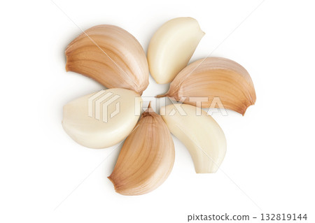 garlic cloves isolated on white background close up. Top view. Flat lay. garlic cloves isolated on white background close up. Top view. Flat lay. 132819144