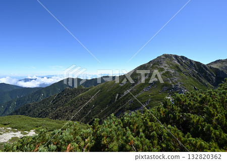 攀登長野縣中央阿爾卑斯山的木曾駒山 132820362