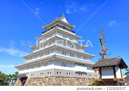 【長崎縣】晴天下的島原城天守閣和鐘樓 【長崎縣】晴天下的島原城天守閣和鐘樓 132820537
