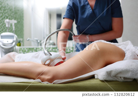 Anti-cellulite massage. Hardware body massage. RF lifting procedure for the back of the legs. The concept of rejuvenation. 132820612