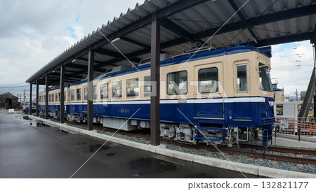 福井鐵道北風站的比較:復古的車站建築與新型低地板列車福倉號。 福井鐵道北風站的比較:復古的車站建築與新型低地板列車福倉號。 132821177