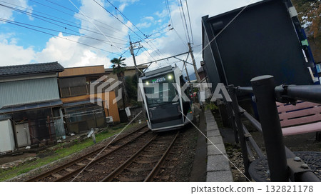 福井鐵道北風站的比較：復古的車站建築與新型低地板列車福倉號。 132821178