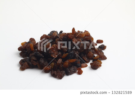 pile of raisins isolated on white background 132821589