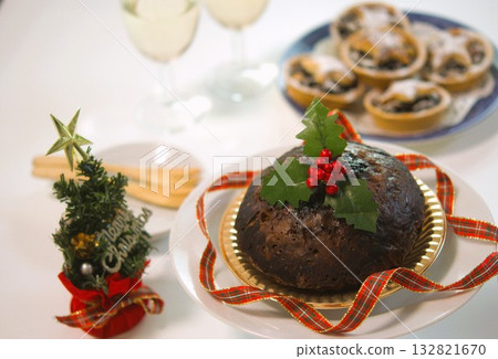 Christmas pudding and mince pies 132821670