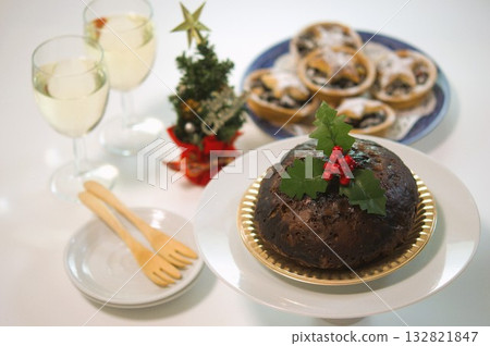 Christmas pudding and mince pies Christmas pudding and mince pies 132821847