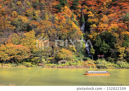 最上川遊船賞秋葉白絲瀑布 132822109