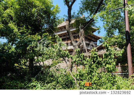The ancient water town of Gubei near the site of the Great Wall of Simatai on a clear summer day. 132823692