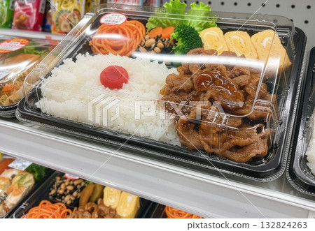 簡單又美味！便利商店裡色彩繽紛的日式便當盒：忙碌午餐的完美選擇 132824263