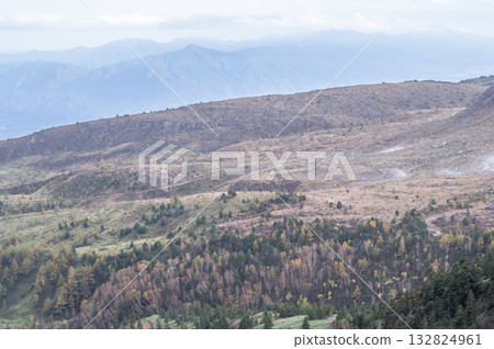 The mountain range seen from Shibu Pass and the mountainside beginning to change color 132824961
