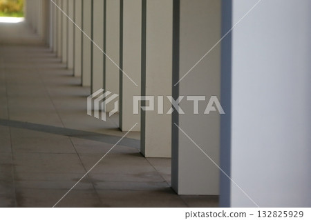 A landscape of continuous pillars 132825929