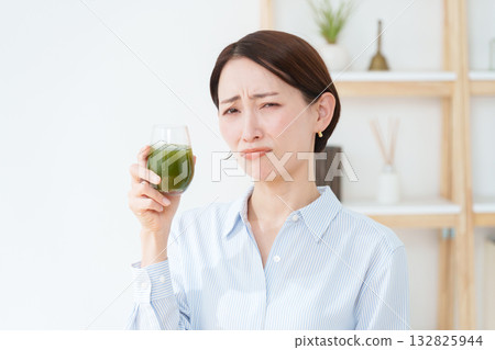 喝綠色汁液的婦女 132825944